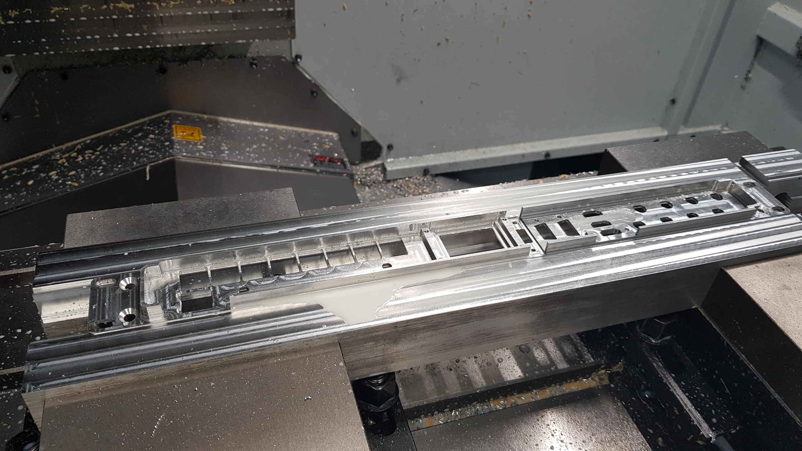 CNC frezen van 19" rack unit