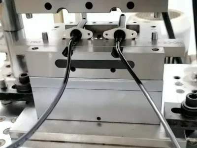 overmolding of omspuiten van elektrische componenten